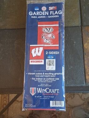 WISCONSIN BADGERS GARDEN FLAG